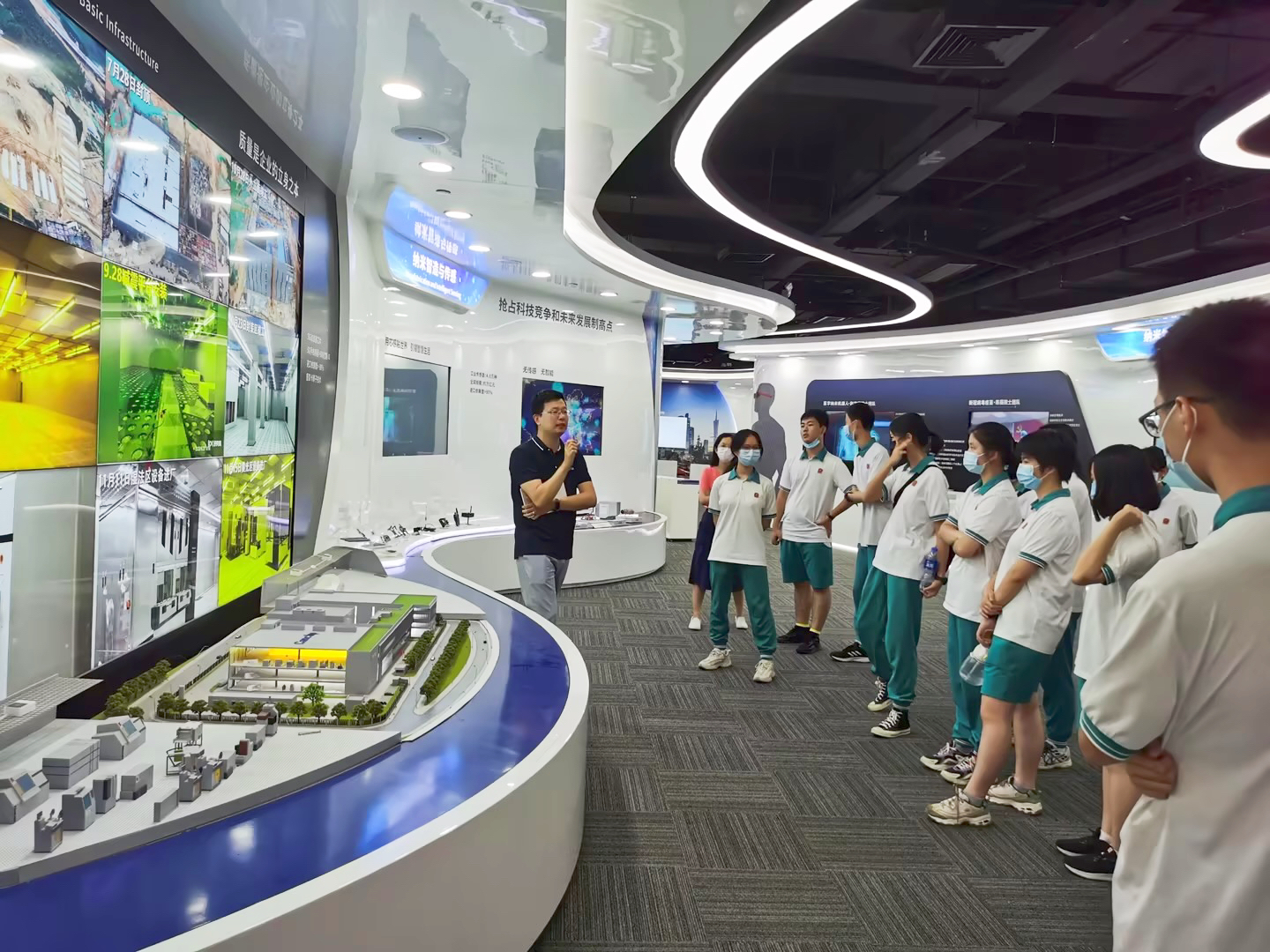 广州市第二中学高中生走进广纳达康，了解现代科技在毒品检测领域的应用